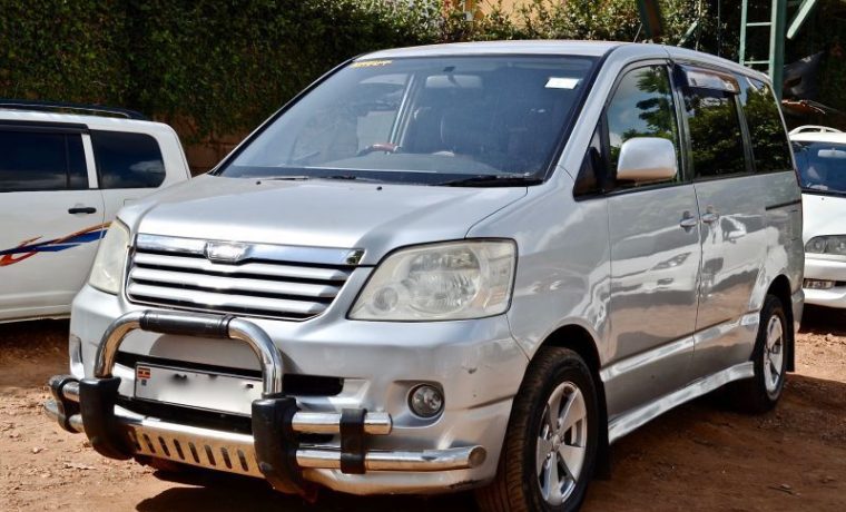 TOYOTA NOAH