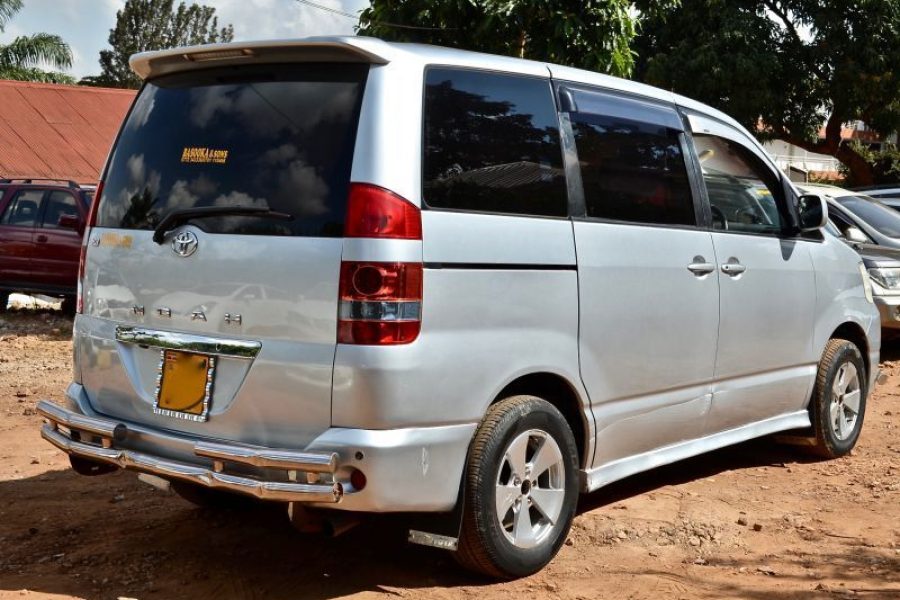 TOYOTA NOAH