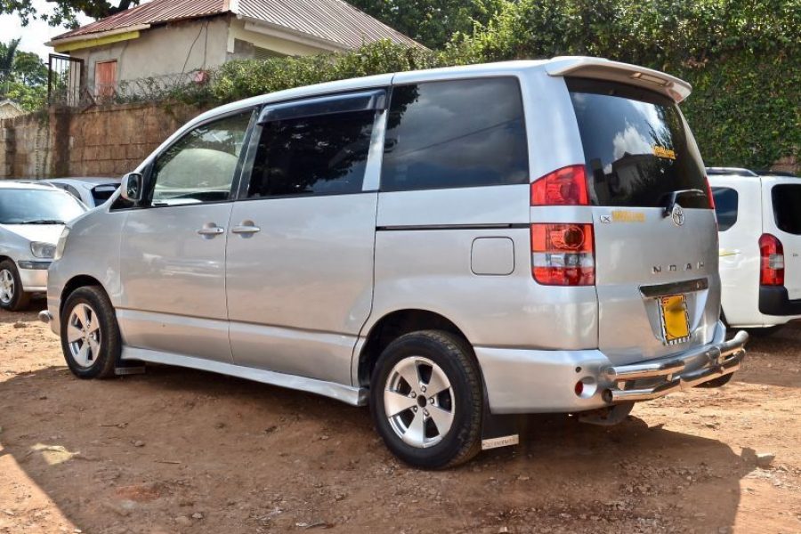 TOYOTA NOAH